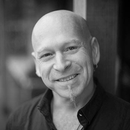 rozhovor s Ya’Acovem Darling Khan